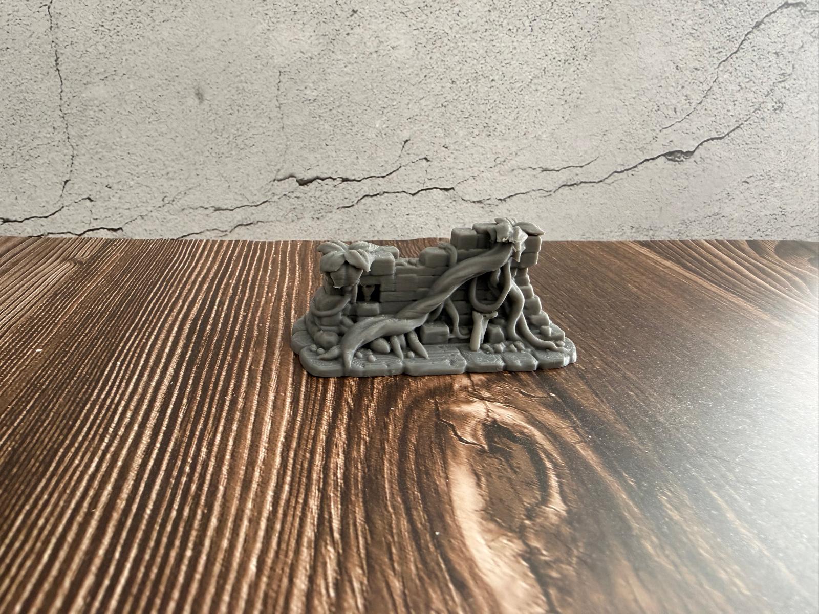 Verwachsene Dschungel-Ruinenmauer