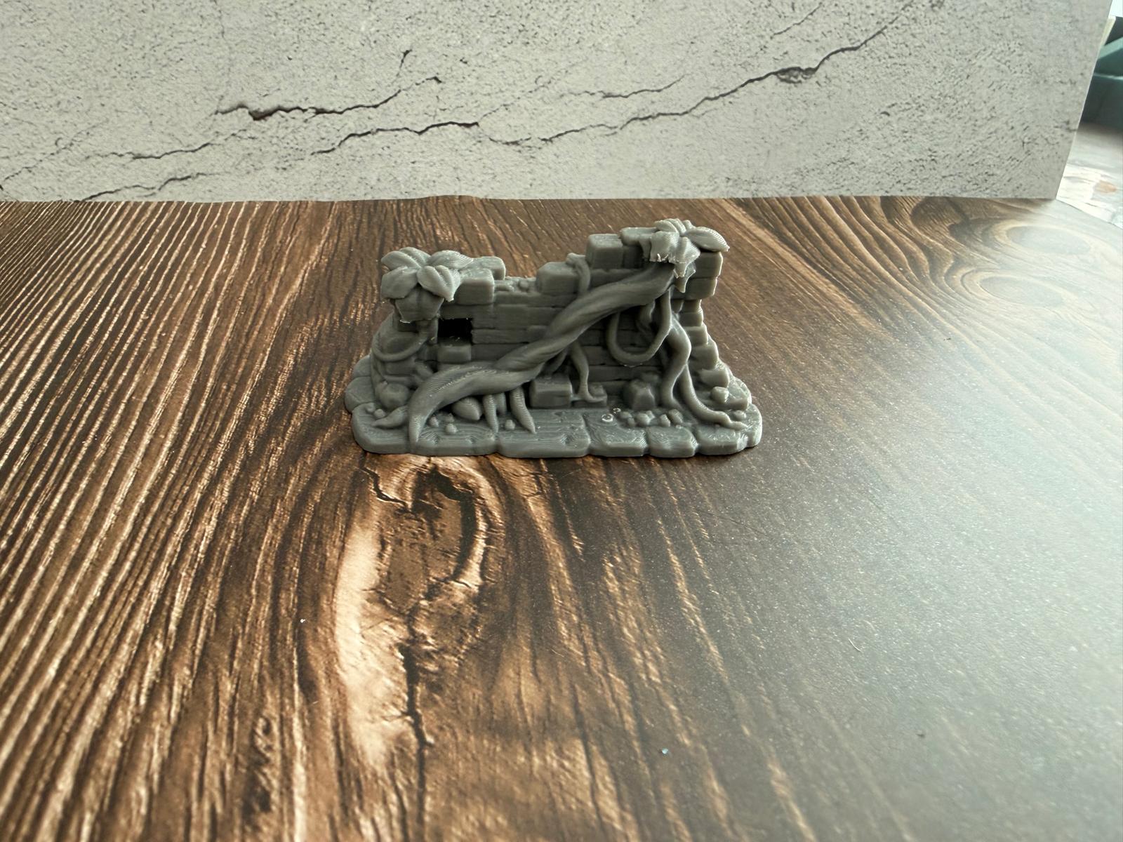 Verwachsene Dschungel-Ruinenmauer