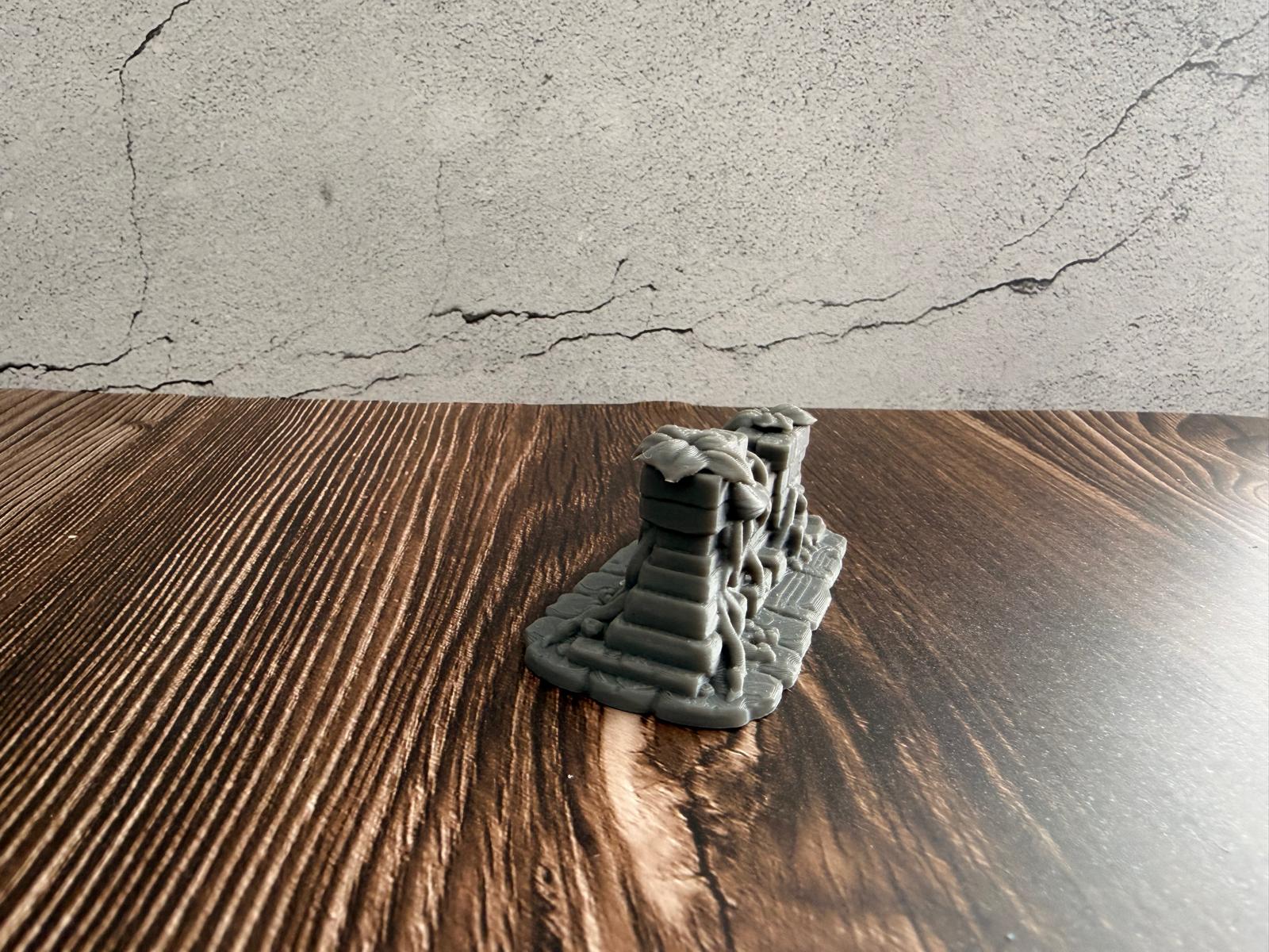 Verwachsene Dschungel-Ruinenmauer