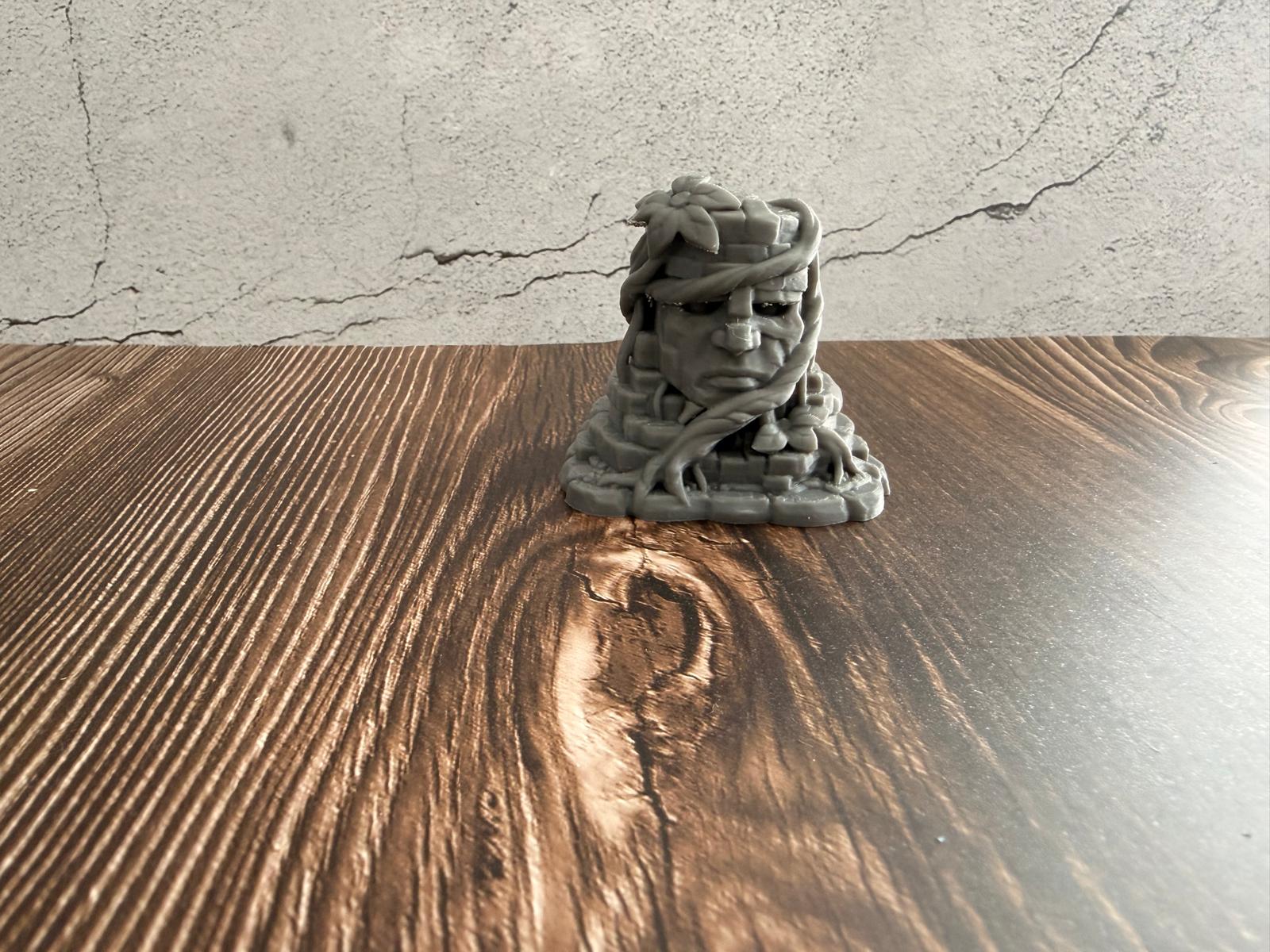 Verwachsene Dschungel-Götzenstatue