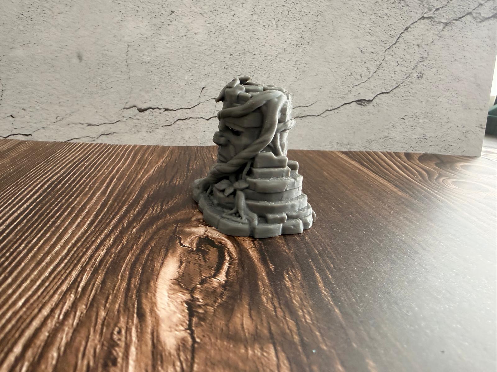 Verwachsene Dschungel-Götzenstatue