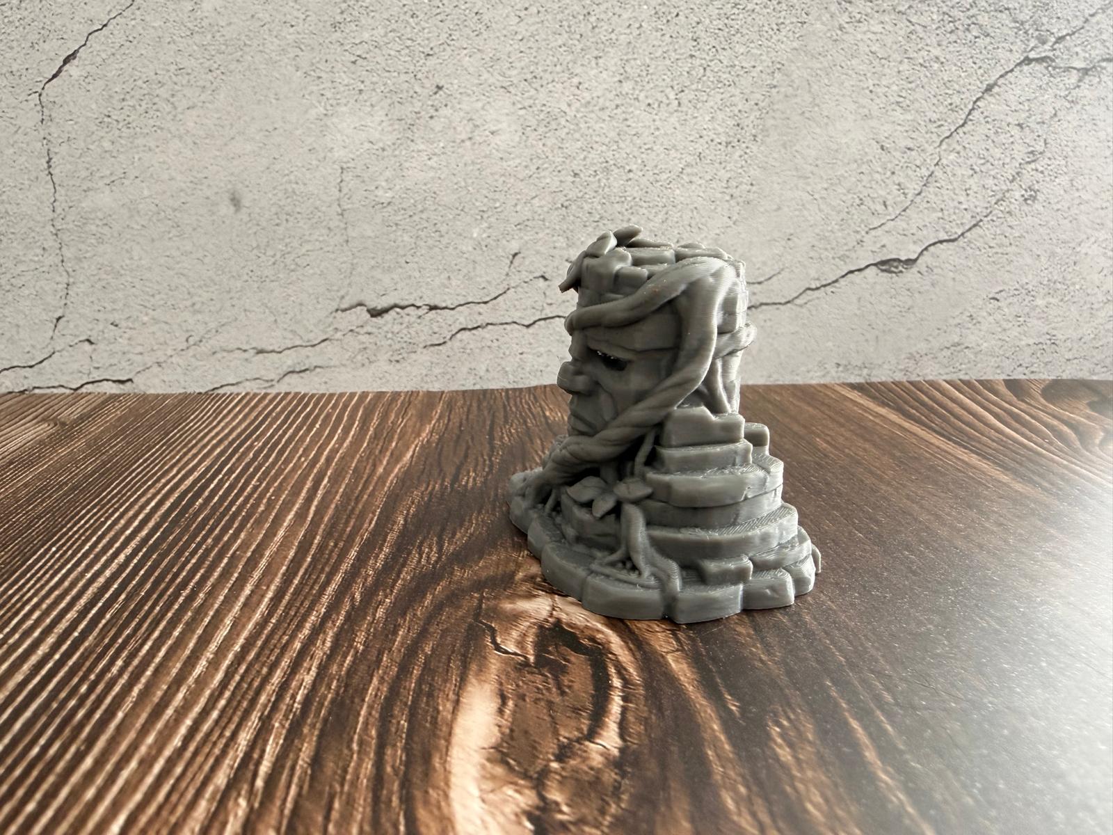 Verwachsene Dschungel-Götzenstatue