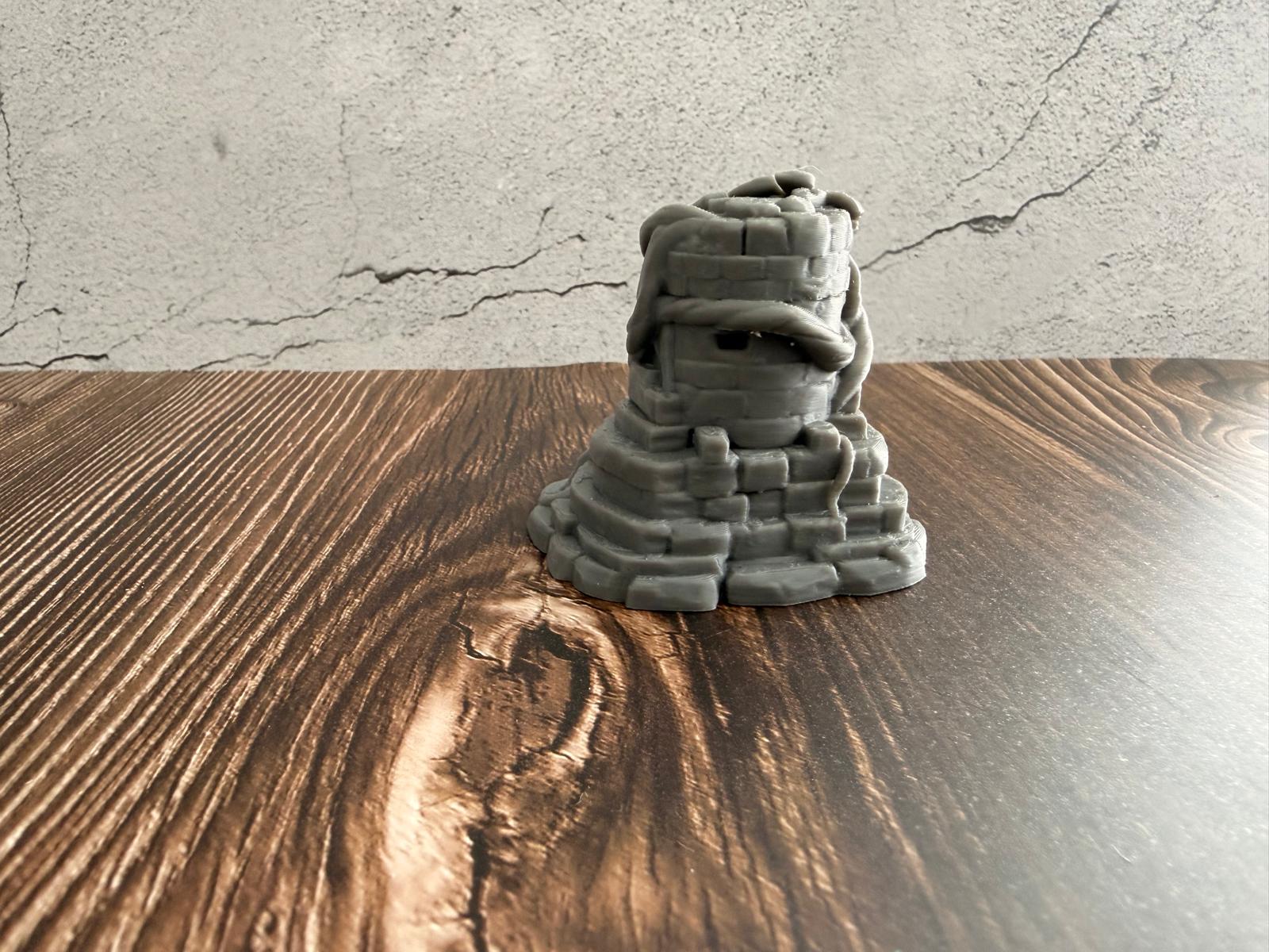 Verwachsene Dschungel-Götzenstatue