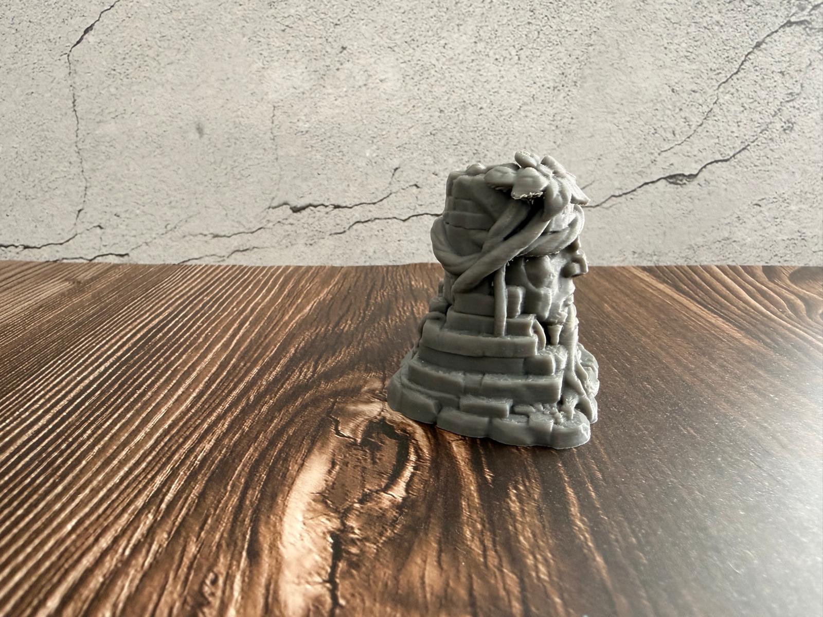 Verwachsene Dschungel-Götzenstatue