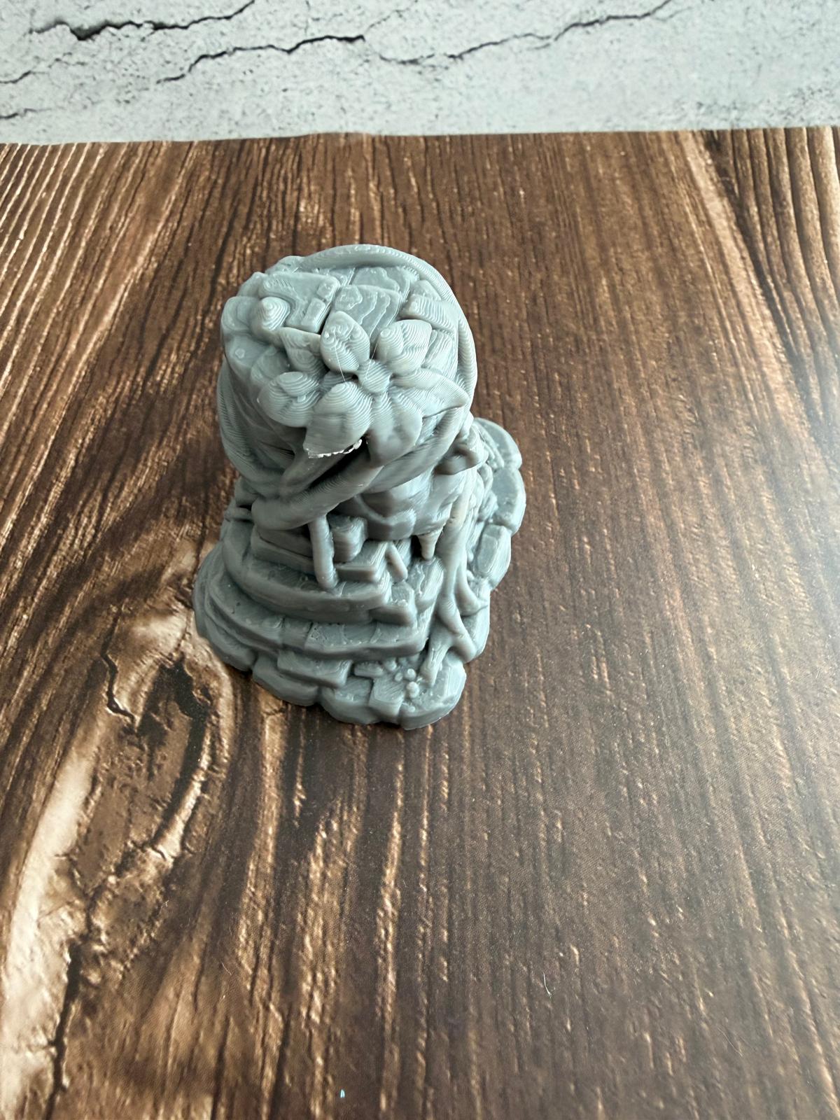 Verwachsene Dschungel-Götzenstatue