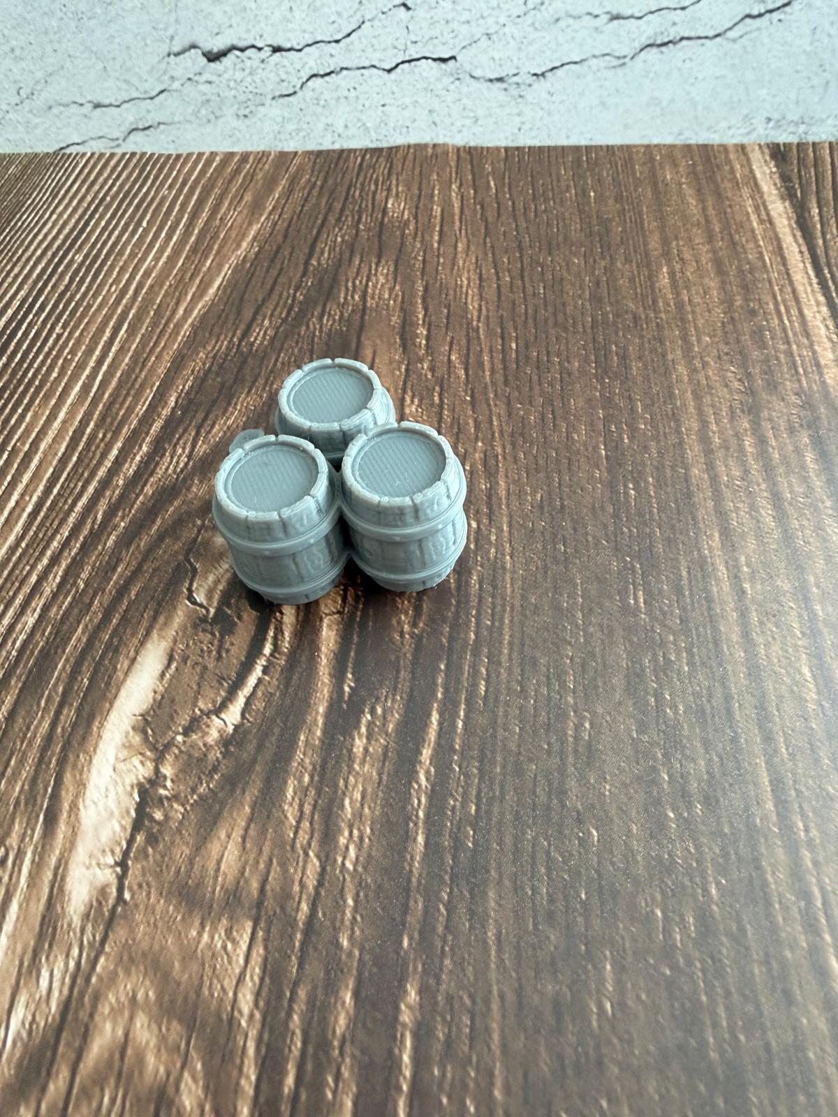 Fässer mit Sack und Kiste