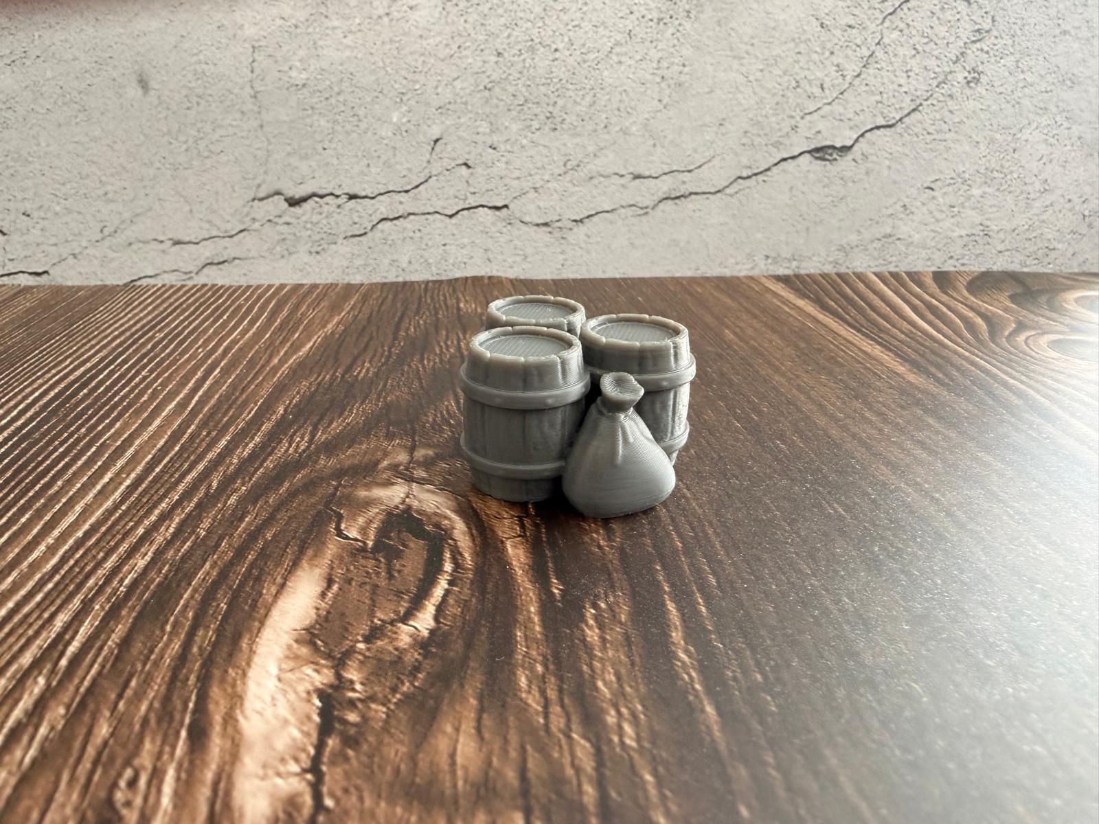 Fässer mit Sack und Kiste