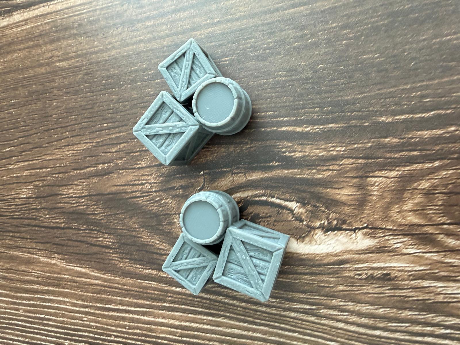 Holzkisten-Stapel mit Fass