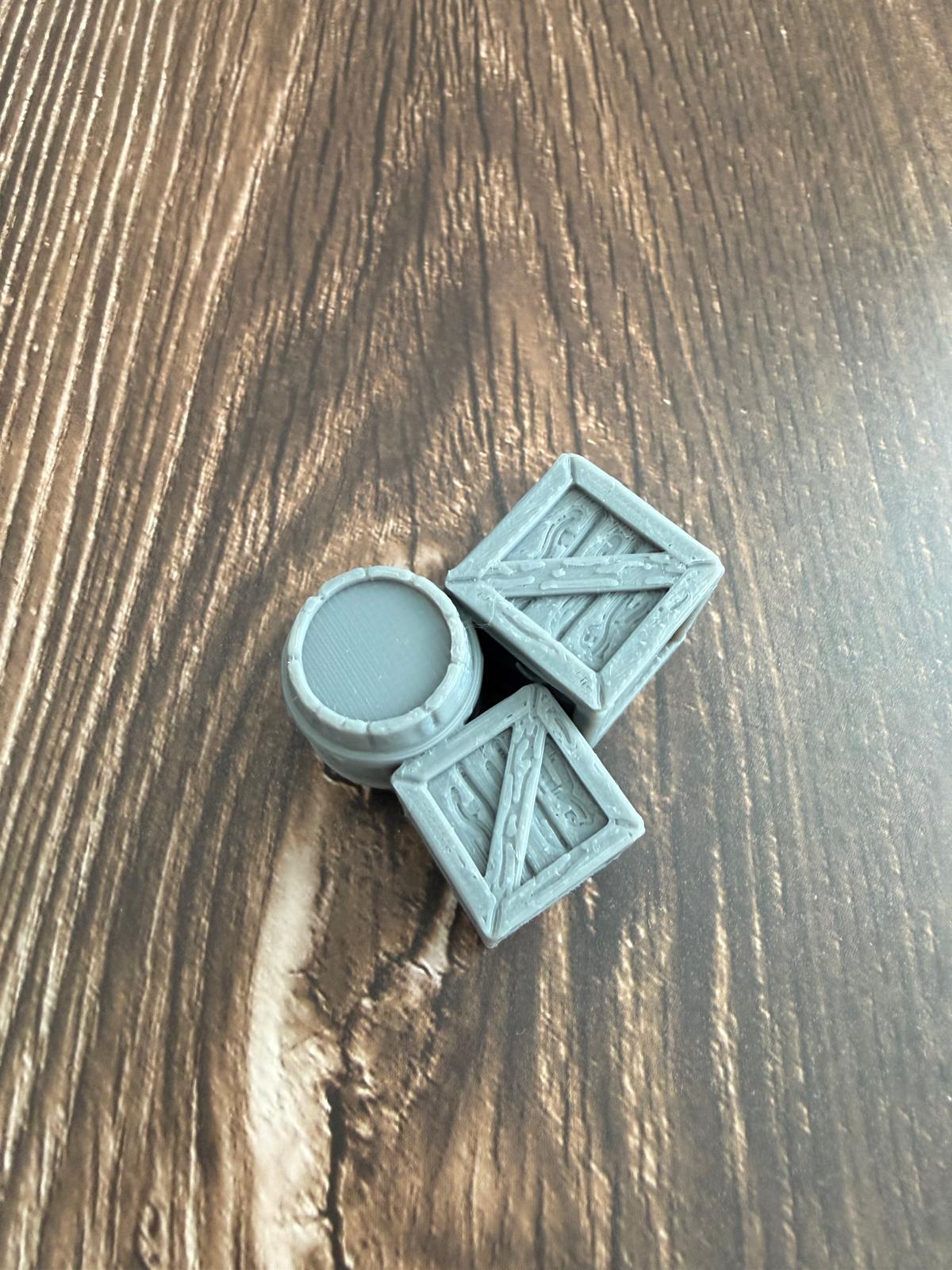 Holzkisten-Stapel mit Fass