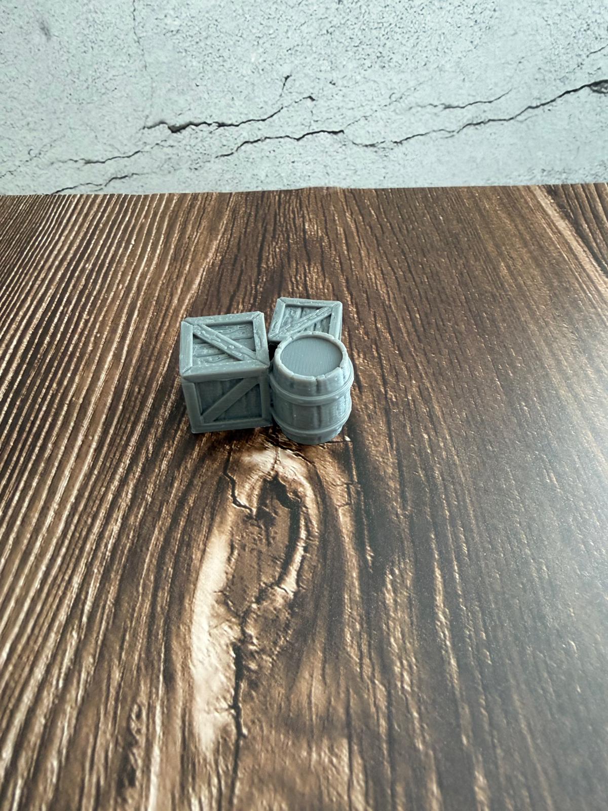 Holzkisten-Stapel mit Fass