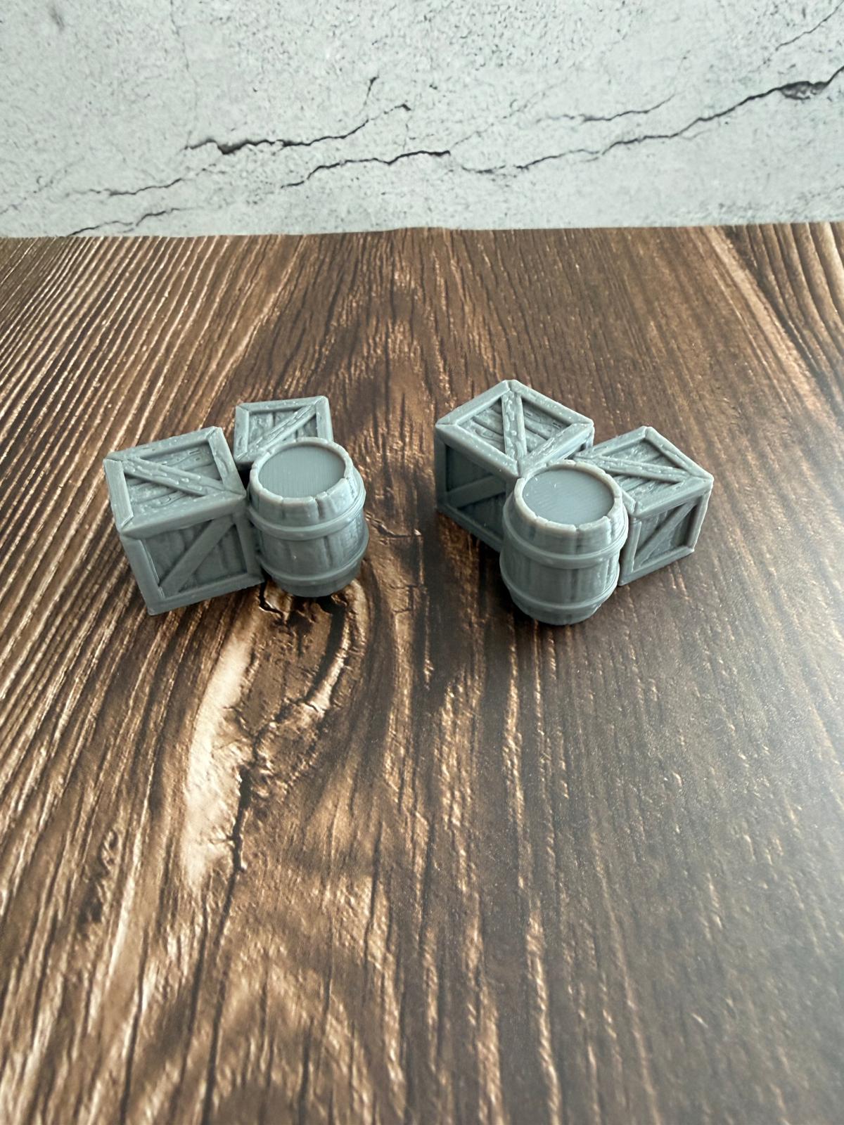 Holzkisten-Stapel mit Fass