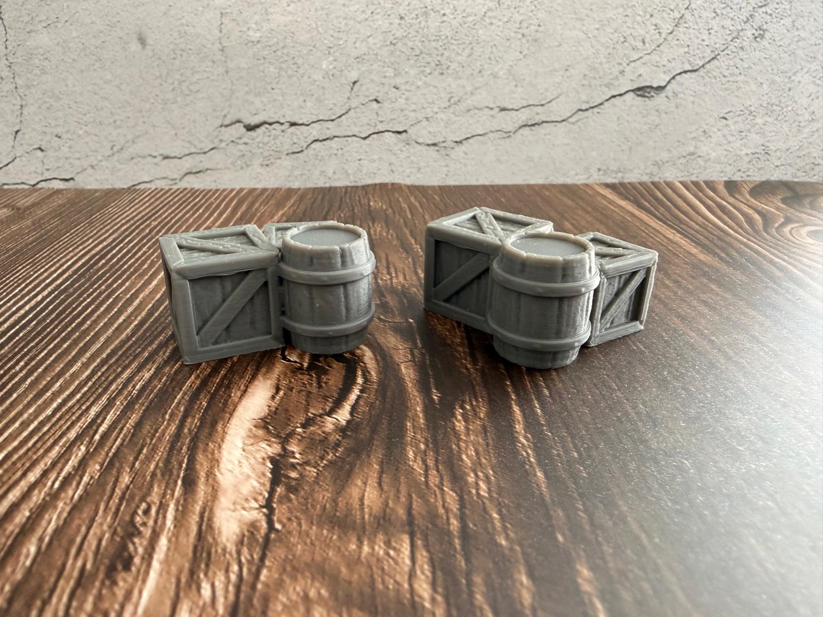 Holzkisten-Stapel mit Fass