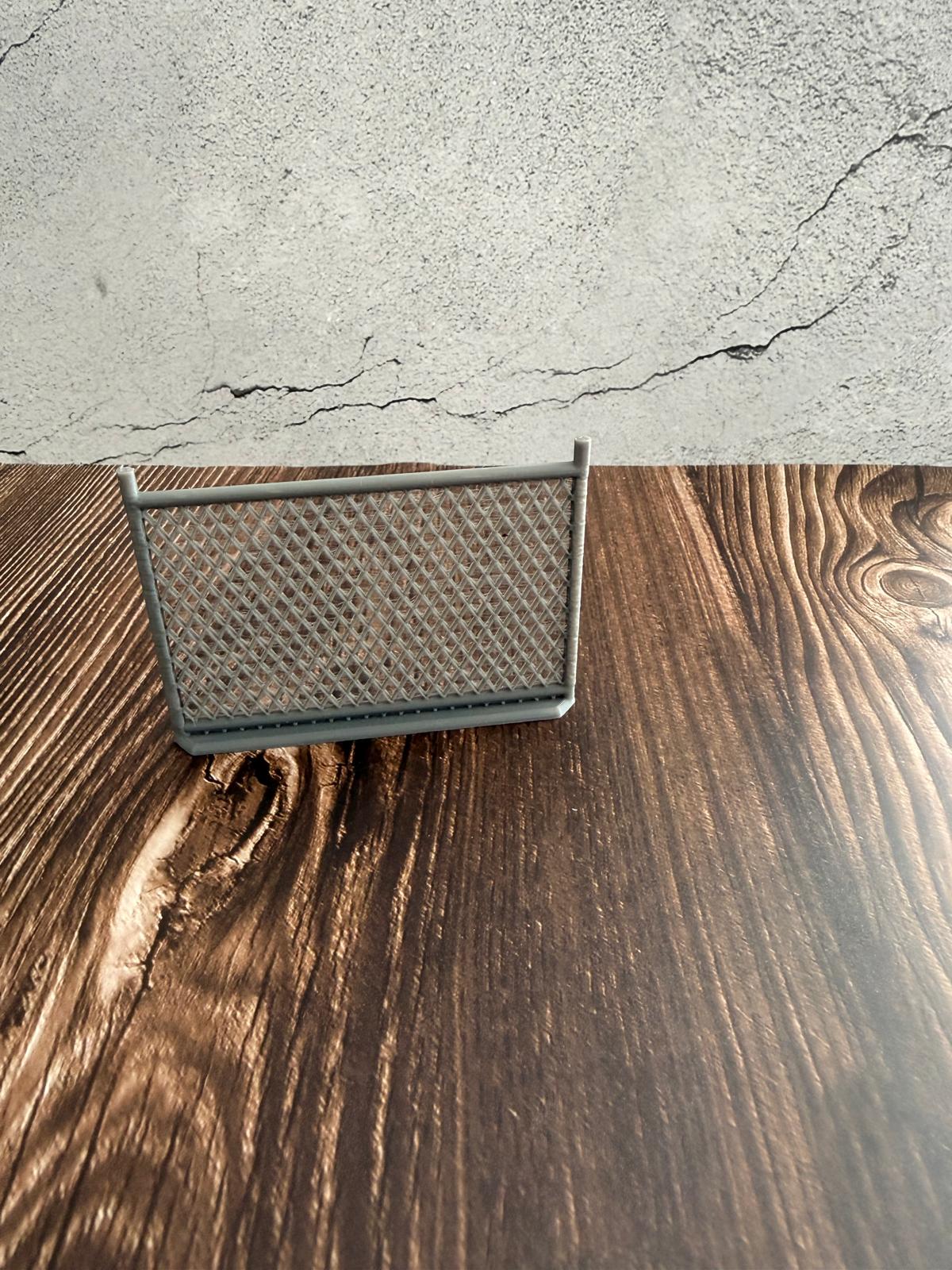 Maschendrahtzaun mit Stacheldraht