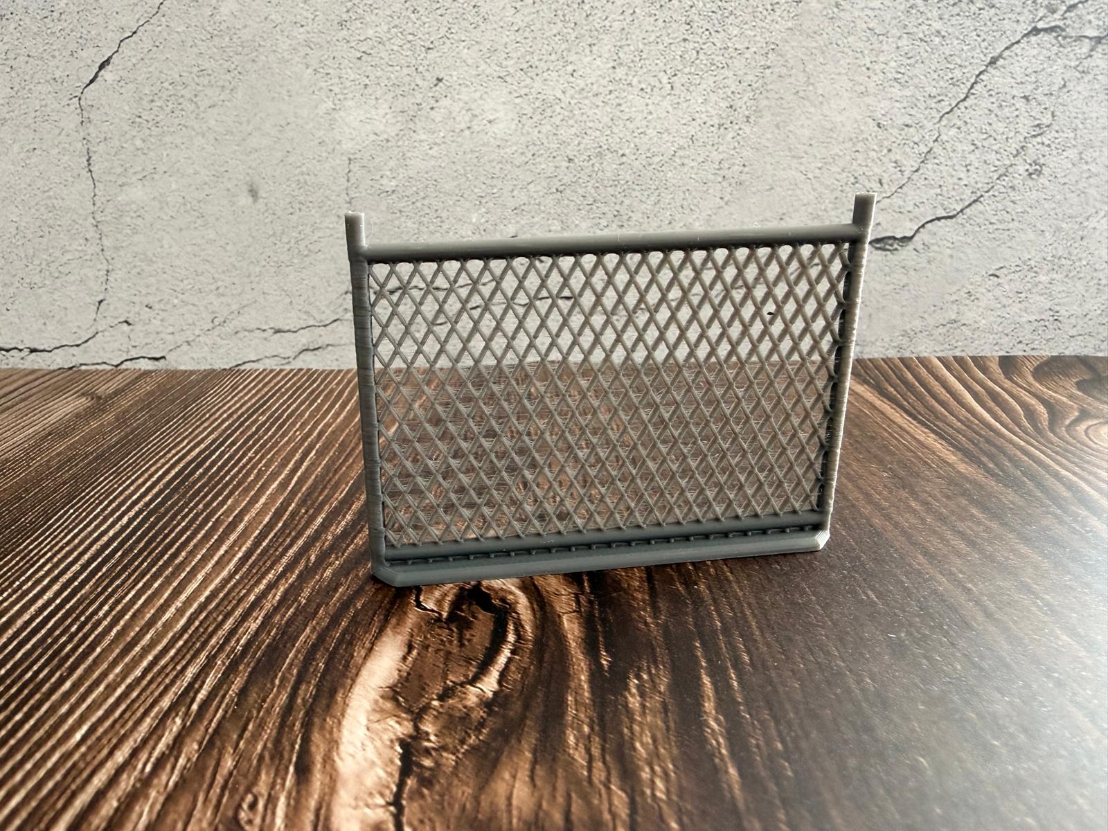 Maschendrahtzaun mit Stacheldraht