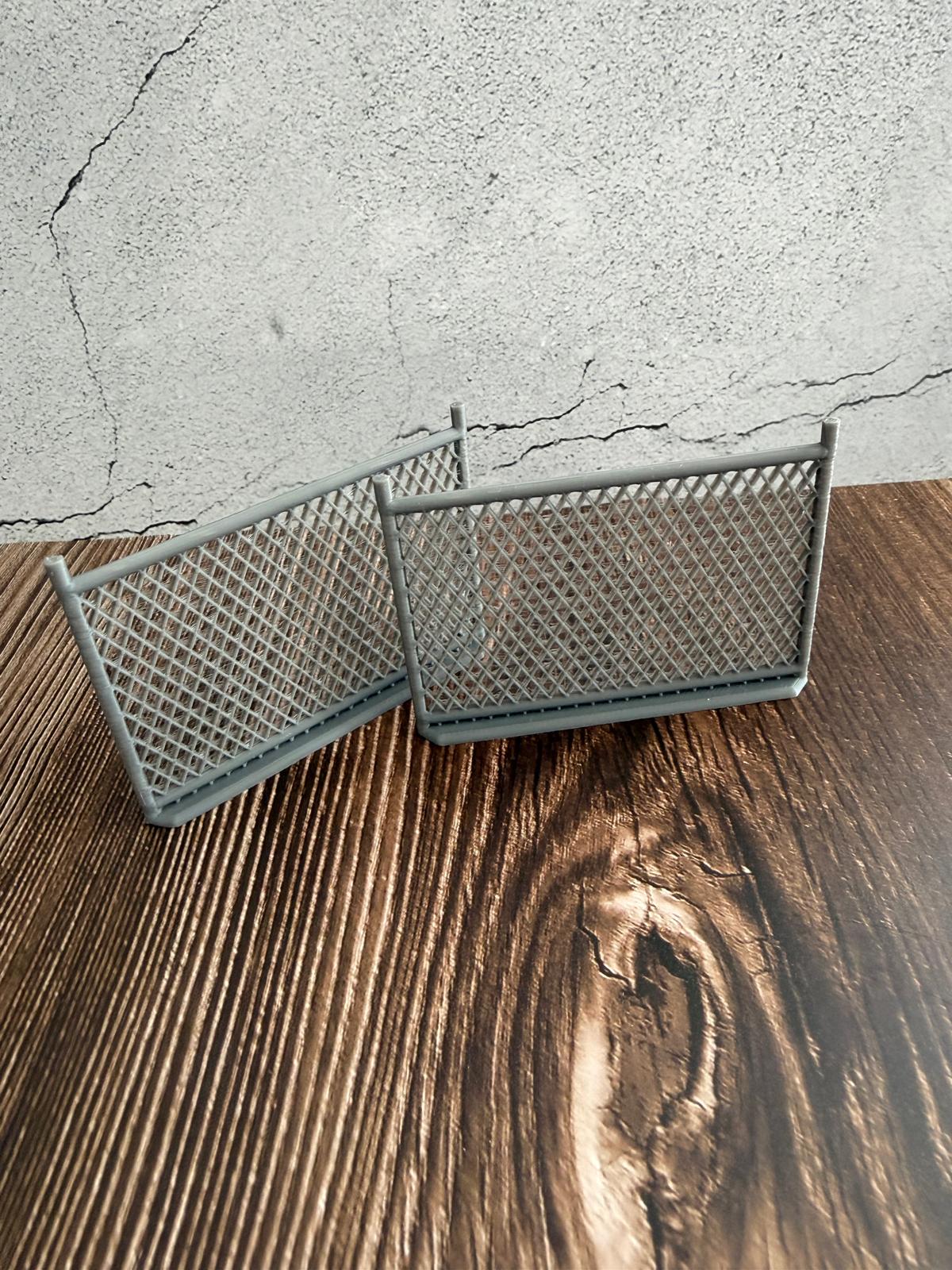 Maschendrahtzaun mit Stacheldraht