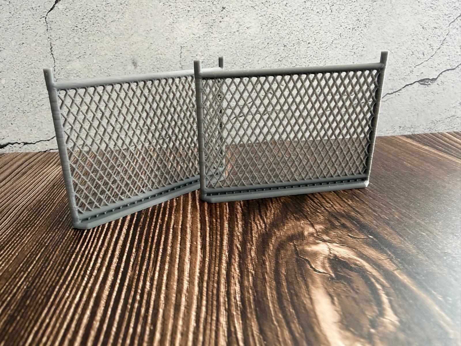 Maschendrahtzaun mit Stacheldraht