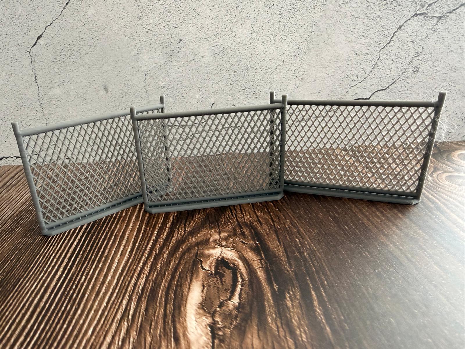 Maschendrahtzaun mit Stacheldraht