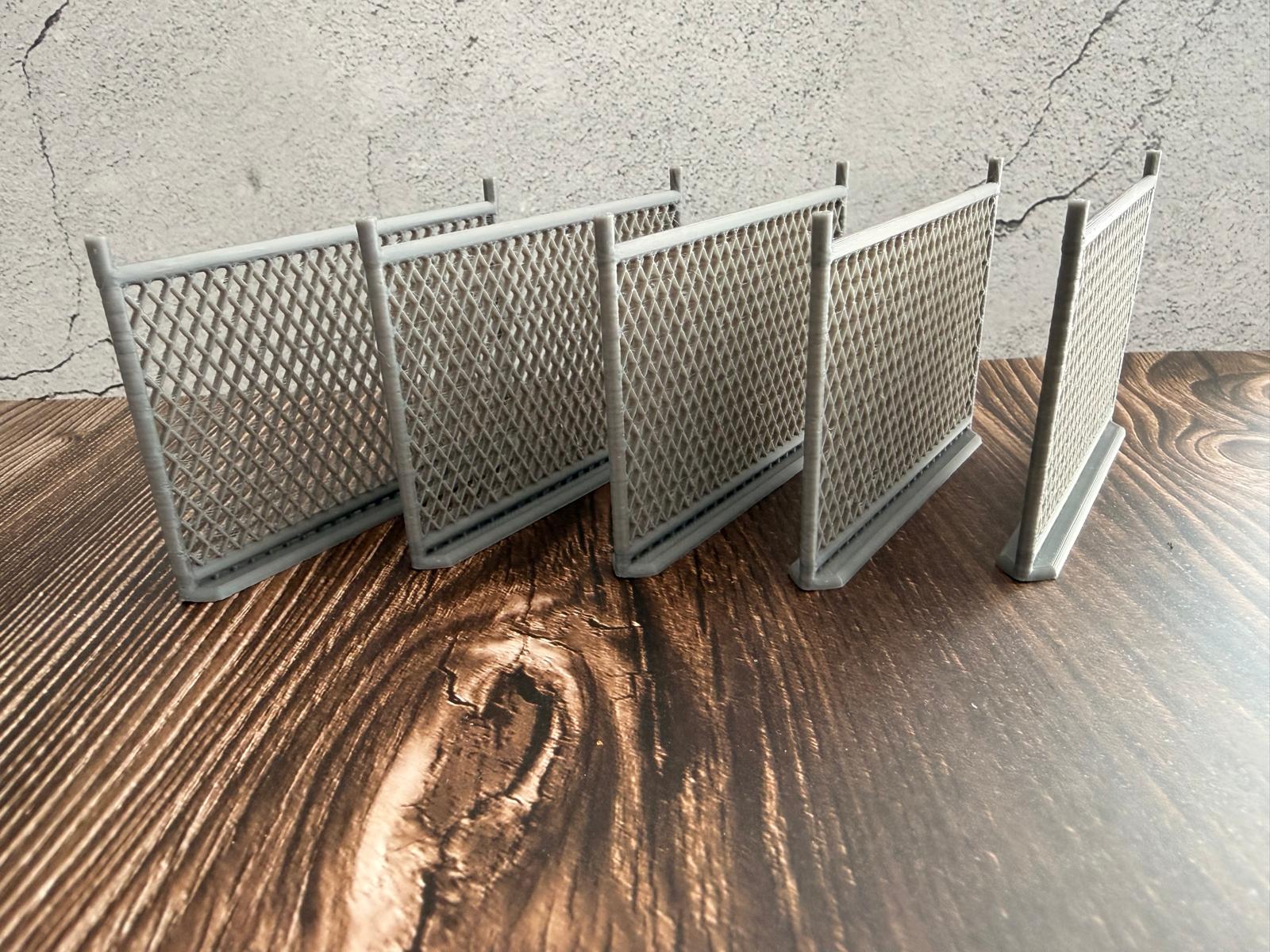 Maschendrahtzaun mit Stacheldraht