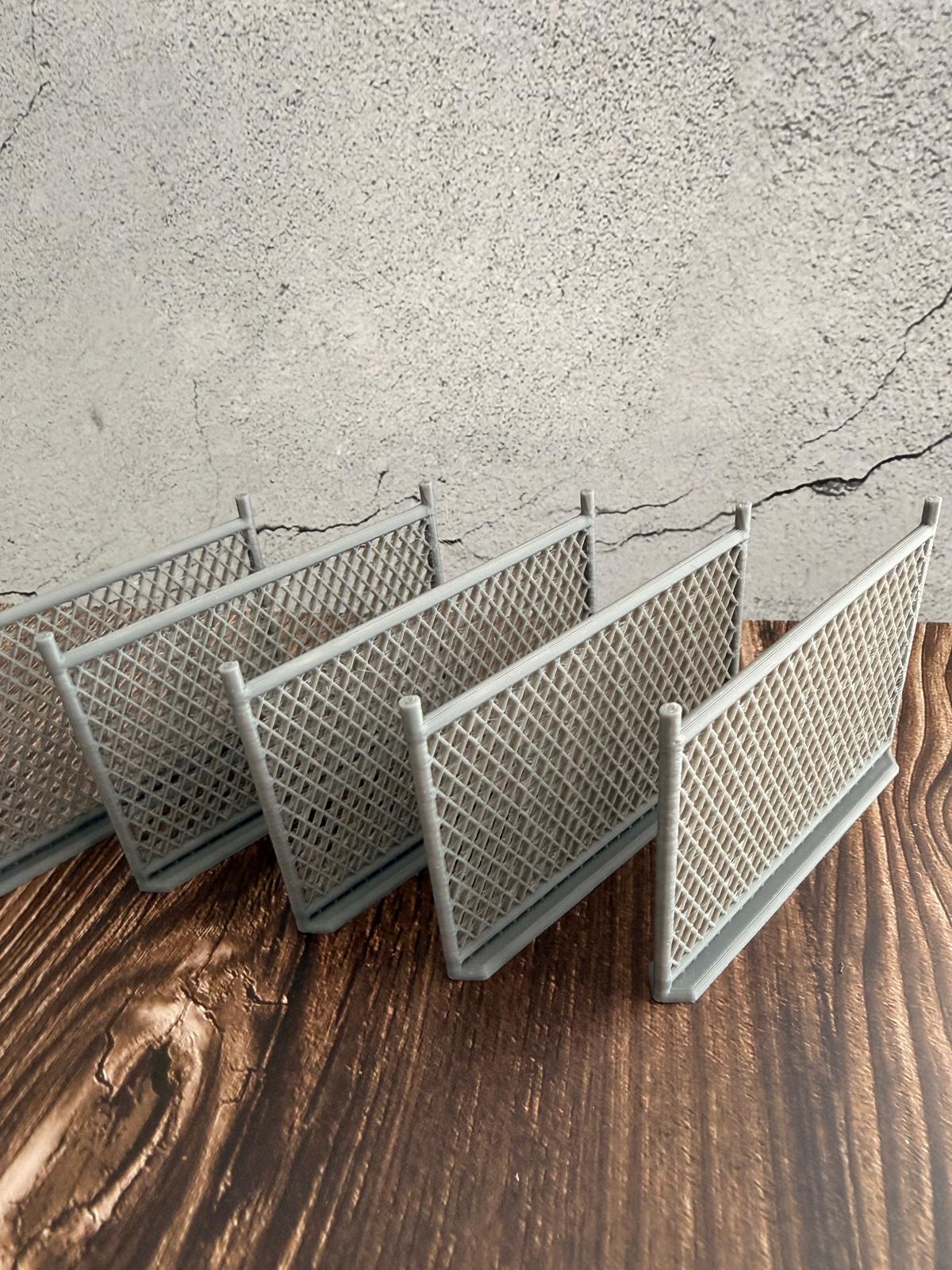 Maschendrahtzaun mit Stacheldraht